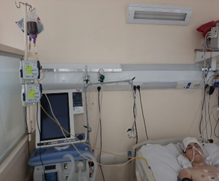 Imagen que contiene interior, cuarto de hospital, cuarto, cama

Descripción generada automáticamente